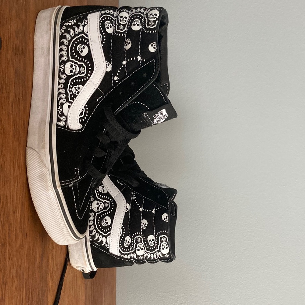Size 7 vans black/white with cute skull details!